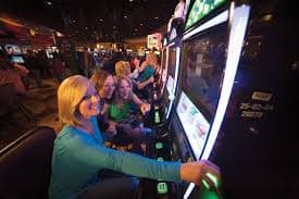 666 Casino Live Casino Baccarat Roulette Blackjack Real Dealer ဂိမ်းလော်ဘီမှ ကစားနေသောပုံ